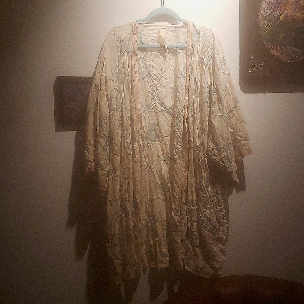 Magnolia Pearl embroidered kimono